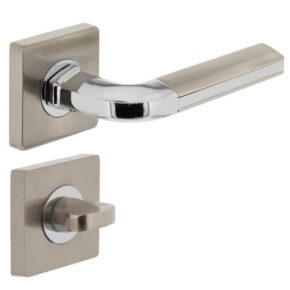 Intersteel Deurkruk Amber op vierkant rozet met 7mm nokken met toilet-/badkamersluiting chroom